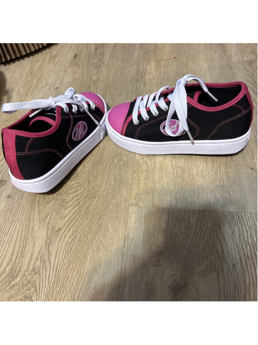 Youth Pink & Black Heelys Skater Shoes Skates Size 1 with wheels Athletic ￼